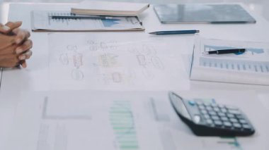 İki İşadamı İşyerinde Hesap Makinesini kullanarak Faturaları Hesaplıyor. İş ekibi toplantısı ve proje planı. İş adamları toplantı odasında tartışıyor..