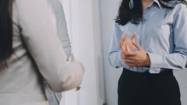 İki İşadamı İşyerinde Hesap Makinesini kullanarak Faturaları Hesaplıyor. İş ekibi toplantısı ve proje planı. İş adamları toplantı odasında tartışıyor..