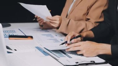 İki İşadamı İşyerinde Hesap Makinesini kullanarak Faturaları Hesaplıyor. İş ekibi toplantısı ve proje planı. İş adamları toplantı odasında tartışıyor..