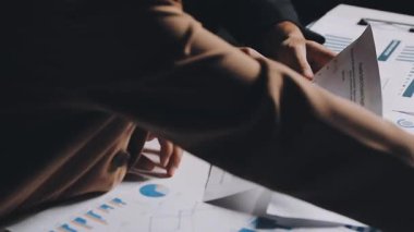 İki İşadamı İşyerinde Hesap Makinesini kullanarak Faturaları Hesaplıyor. İş ekibi toplantısı ve proje planı. İş adamları toplantı odasında tartışıyor..