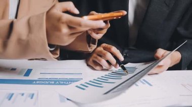 İki İşadamı İşyerinde Hesap Makinesini kullanarak Faturaları Hesaplıyor. İş ekibi toplantısı ve proje planı. İş adamları toplantı odasında tartışıyor..