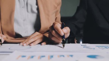 İki İşadamı İşyerinde Hesap Makinesini kullanarak Faturaları Hesaplıyor. İş ekibi toplantısı ve proje planı. İş adamları toplantı odasında tartışıyor..