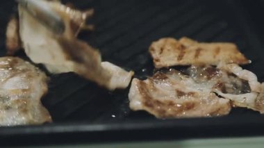 Dökme demir bir tavada pişirilmiş et ve sebzeler