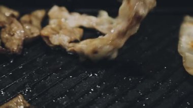 Dökme demir bir tavada pişirilmiş et ve sebzeler