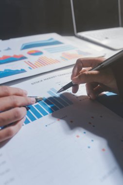 İş adamları ya da muhasebeciler, iş yeri, muhasebe kavramı üzerine analitik iş raporları hazırlarken hesap makinesi kullanırlar.,