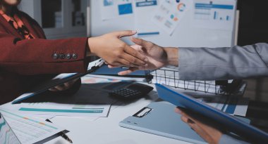 İş adamları el sıkışıyor.