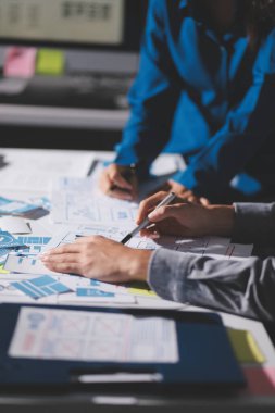 Modern Ofis Ortamı 'nda UXUI Tasarım Planlama üzerine çalışan Program Geliştirici Ekibi