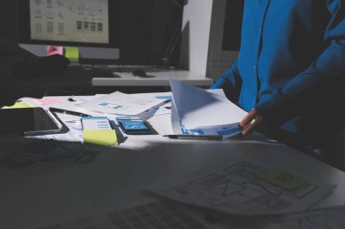 Modern Ofis Ortamı 'nda UXUI Tasarım Planlama üzerine çalışan Program Geliştirici Ekibi