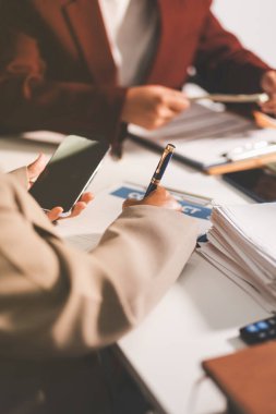 Yargıç Gavin ve Adalet Avukatları 'nın arka plandaki hukuk firmasında takım toplantısı var. Ofiste müvekkili olan noter.