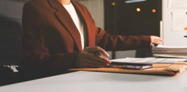 Yargıç Gavin ve Adalet Avukatları 'nın arka plandaki hukuk firmasında takım toplantısı var. Ofiste müvekkili olan noter.