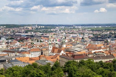 02 Haziran 2025, Brno, Çek Cumhuriyeti: Yeşil bakır kilise kuleleri ve Çek Cumhuriyeti 'nin Spilberk ovaları ile Brno şehir merkezinin geniş panoramik hava manzarası
