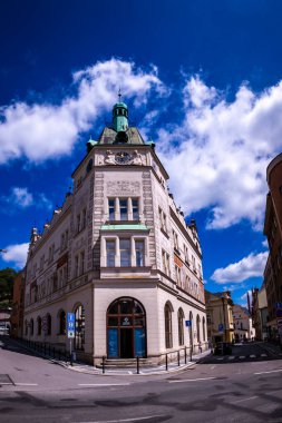 28 Haziran 2025, Nachod, Çek Cumhuriyeti: Muzeum Nachodska Art Nouveau köşe binası saat kulesi ve yeşil bakır kule ile sokak kesişiminde, Çek Cumhuriyeti
