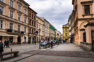Krakow 'un UNESCO Eski Kasabası' ndaki tarihi Grodzka Caddesi renkli tüccar evleri, kafeler ve dükkanlarla dolu. Ortaçağ şehir merkezinde klasik Orta Avrupa mimarisi.