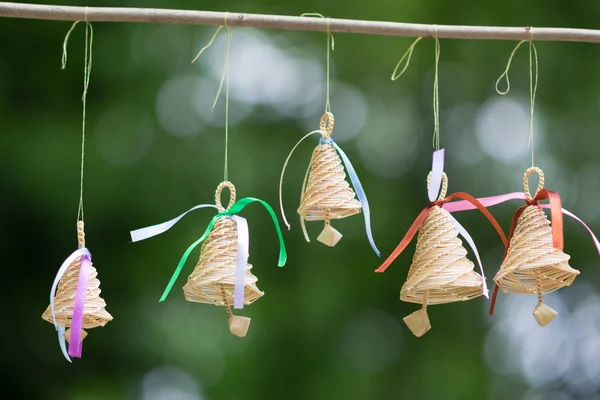 Hermosas campanas de madera para decorar una casa — Foto de Stock