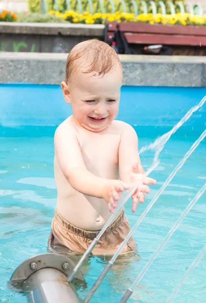 Un ragazzo sta giocando nella fontana della città a Uzhgorod con il caldo — Foto Stock