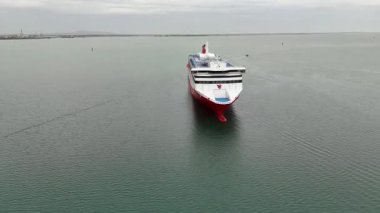 Geelong, VIC, Avustralya - 6 Aralık 2025 - Tazmanya IV 'ün Ruhu şu anda Tazmanya' daki Terminalin yenilenmesini beklerken Melbourne 'daki Corio Körfezi' nde demirli durumda. Bu feribotun üzerinden bir uçuş..