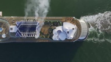 Melbourne, VIC, Avustralya - 8 Aralık 2024 - Ünlü Edge yolcu gemisi sabah Melbourne 'a varacak