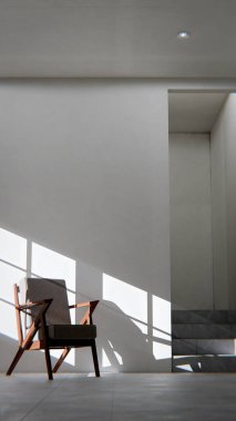 Boş bir sanat stüdyosunun ya da tefekkür odasının minimalist üç boyutlu iç mekanı. Ahşap ve kumaş sandalye güçlü bir öğleden sonra güneşi ve gölgeyle yıkandı. Şövalesi ve merdivenleri olan modern, boş bir oda. Barış, yalnızlık, sanat ve tasarım kavramı.