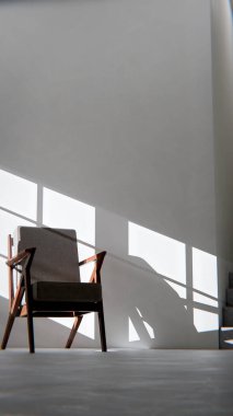 Boş bir sanat stüdyosunun ya da tefekkür odasının minimalist üç boyutlu iç mekanı. Ahşap ve kumaş sandalye güçlü bir öğleden sonra güneşi ve gölgeyle yıkandı. Şövalesi ve merdivenleri olan modern, boş bir oda. Barış, yalnızlık, sanat ve tasarım kavramı.