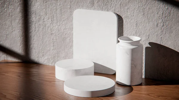 Beyaz mermer podyumlar ahşap masanın üzerinde ürün sergilenmesi için. Vazo ve desenli duvarlı minimalist 3D işlemeli. Doğal ışıklandırma ve güçlü gölgelerle kozmetik ya da cilt bakımı için günışığı arka planı.