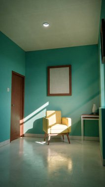 Üç boyutlu güneşli iç döşeme, sarı koltuk ve deniz mavisi duvarlı. Pencere gölgeli minimalist oda, boş çerçeve ve yan masa. Güçlü doğal ışıklandırma ile renkli ev tasarımı kavramı.