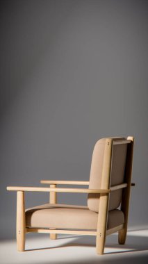 Minimalist ışıklandırmada bej yastıklı modern ahşap koltuk. Mobilya tasarımı, ürün gösterimi ve iç görselleştirme için ideal üç boyutlu tasarım ve mimari modelleme.
