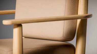 Minimalist ışıklandırmada bej yastıklı modern ahşap koltuk. Mobilya tasarımı, ürün gösterimi ve iç görselleştirme için ideal üç boyutlu tasarım ve mimari modelleme.