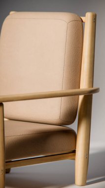 Minimalist ışıklandırmada bej yastıklı modern ahşap koltuk. Mobilya tasarımı, ürün gösterimi ve iç görselleştirme için ideal üç boyutlu tasarım ve mimari modelleme.