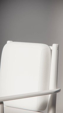 Minimalist ışıklandırmada bej yastıklı modern ahşap koltuk. Mobilya tasarımı, ürün gösterimi ve iç görselleştirme için ideal üç boyutlu tasarım ve mimari modelleme.