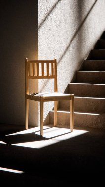 3 boyutlu ahşap sandalye, dramatik güneş ışığı ve gölgeli merdiven tabanında. Minimalist tarzda iç tasarım, ürün gösterimi ve mimari görselleştirme için ideal.
