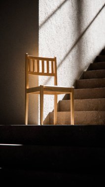 3 boyutlu ahşap sandalye, dramatik güneş ışığı ve gölgeli merdiven tabanında. Minimalist tarzda iç tasarım, ürün gösterimi ve mimari görselleştirme için ideal.