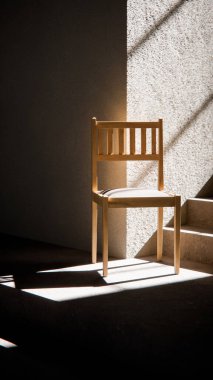 3 boyutlu ahşap sandalye, dramatik güneş ışığı ve gölgeli merdiven tabanında. Minimalist tarzda iç tasarım, ürün gösterimi ve mimari görselleştirme için ideal.