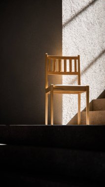 3 boyutlu ahşap sandalye, dramatik güneş ışığı ve gölgeli merdiven tabanında. Minimalist tarzda iç tasarım, ürün gösterimi ve mimari görselleştirme için ideal.