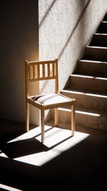 3 boyutlu ahşap sandalye, dramatik güneş ışığı ve gölgeli merdiven tabanında. Minimalist tarzda iç tasarım, ürün gösterimi ve mimari görselleştirme için ideal.