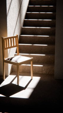 3 boyutlu ahşap sandalye, dramatik güneş ışığı ve gölgeli merdiven tabanında. Minimalist tarzda iç tasarım, ürün gösterimi ve mimari görselleştirme için ideal.