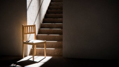 3 boyutlu ahşap sandalye, dramatik güneş ışığı ve gölgeli merdiven tabanında. Minimalist tarzda iç tasarım, ürün gösterimi ve mimari görselleştirme için ideal.