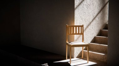 3 boyutlu ahşap sandalye, dramatik güneş ışığı ve gölgeli merdiven tabanında. Minimalist tarzda iç tasarım, ürün gösterimi ve mimari görselleştirme için ideal.