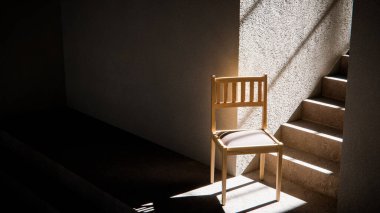 3 boyutlu ahşap sandalye, dramatik güneş ışığı ve gölgeli merdiven tabanında. Minimalist tarzda iç tasarım, ürün gösterimi ve mimari görselleştirme için ideal.