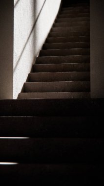 Dramatik güneş ışığı ve gölgeli 3 boyutlu merdiven çizimi. Mimari görselleştirme, iç tasarım ve güçlü geometrik karşıtlığa sahip minimalist konsept modellemeleri için ideal.