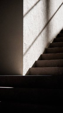 Dramatik güneş ışığı ve gölgeli 3 boyutlu merdiven çizimi. Mimari görselleştirme, iç tasarım ve güçlü geometrik karşıtlığa sahip minimalist konsept modellemeleri için ideal.