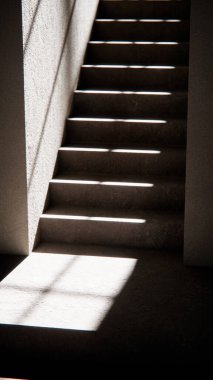 Dramatik güneş ışığı ve gölgeli 3 boyutlu merdiven çizimi. Mimari görselleştirme, iç tasarım ve güçlü geometrik karşıtlığa sahip minimalist konsept modellemeleri için ideal.