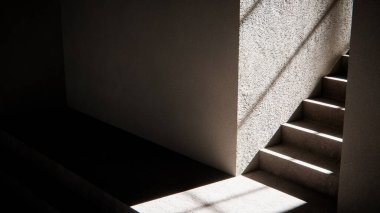 Dramatik güneş ışığı ve gölgeli 3 boyutlu merdiven çizimi. Mimari görselleştirme, iç tasarım ve güçlü geometrik karşıtlığa sahip minimalist konsept modellemeleri için ideal.