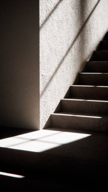 Dramatik güneş ışığı ve gölgeli 3 boyutlu merdiven çizimi. Mimari görselleştirme, iç tasarım ve güçlü geometrik karşıtlığa sahip minimalist konsept modellemeleri için ideal.