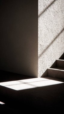 Dramatik güneş ışığı ve gölgeli 3 boyutlu merdiven çizimi. Mimari görselleştirme, iç tasarım ve güçlü geometrik karşıtlığa sahip minimalist konsept modellemeleri için ideal.