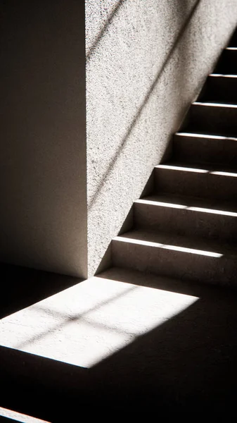 Dramatik güneş ışığı ve gölgeli 3 boyutlu merdiven çizimi. Mimari görselleştirme, iç tasarım ve güçlü geometrik karşıtlığa sahip minimalist konsept modellemeleri için ideal.