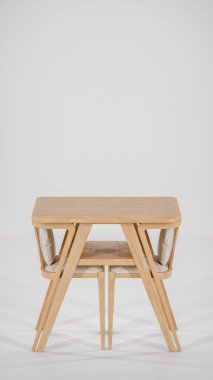 Üç boyutlu modern bistro yemek seti ahşap masa ve yastıklı kumaş sandalyeler. Mobilya katalogları, iç tasarım görselleştirme, ürün gösterimi ve çağdaş dekor kavramları için mükemmel.