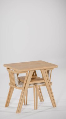 Üç boyutlu modern bistro yemek seti ahşap masa ve yastıklı kumaş sandalyeler. Mobilya katalogları, iç tasarım görselleştirme, ürün gösterimi ve çağdaş dekor kavramları için mükemmel.