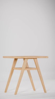 Üç boyutlu modern bistro yemek seti ahşap masa ve yastıklı kumaş sandalyeler. Mobilya katalogları, iç tasarım görselleştirme, ürün gösterimi ve çağdaş dekor kavramları için mükemmel.