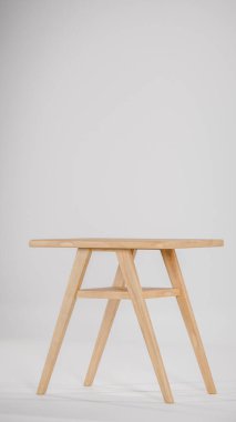 Üç boyutlu modern bistro yemek seti ahşap masa ve yastıklı kumaş sandalyeler. Mobilya katalogları, iç tasarım görselleştirme, ürün gösterimi ve çağdaş dekor kavramları için mükemmel.