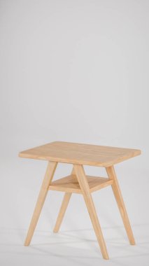 Üç boyutlu modern bistro yemek seti ahşap masa ve yastıklı kumaş sandalyeler. Mobilya katalogları, iç tasarım görselleştirme, ürün gösterimi ve çağdaş dekor kavramları için mükemmel.